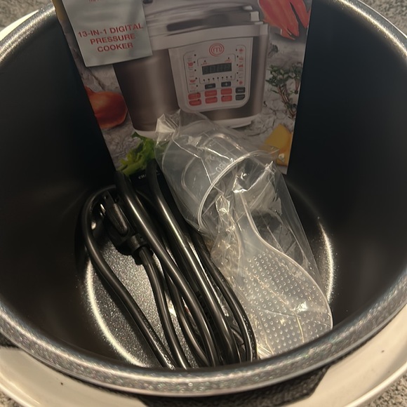 brand new with booklet instapot - Picture 2 of 4